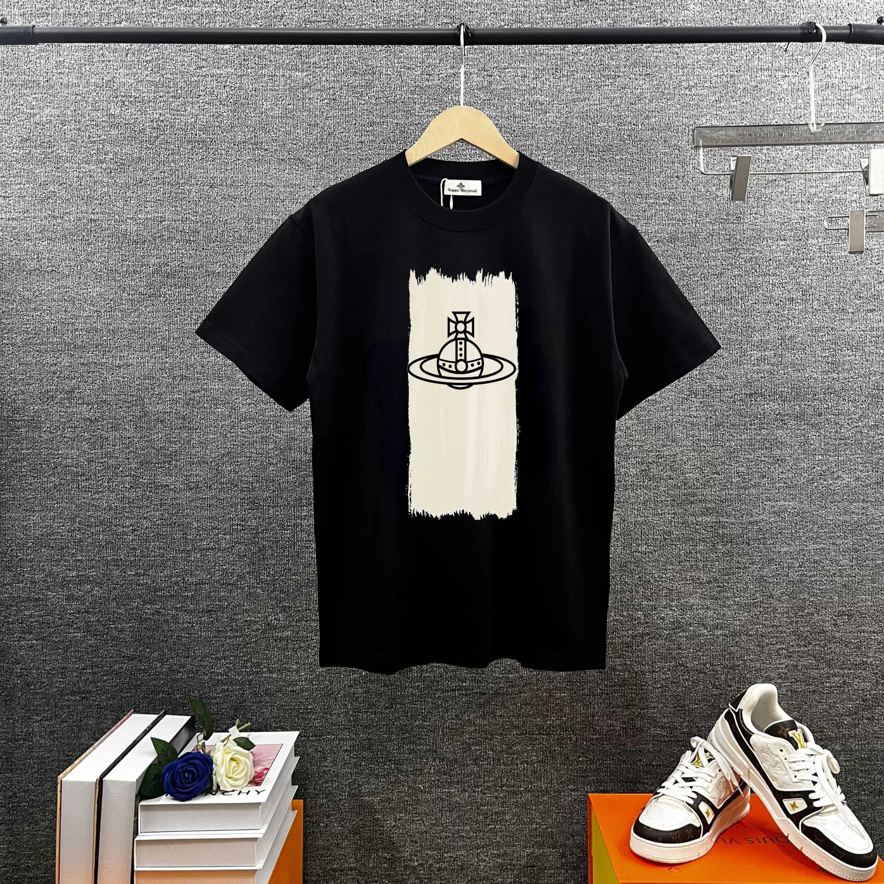 Vivienne*Western Queen Mother 2025 spring and summer exclusive New Arrival exclusive personalized logo printing, three labels complete Customized double yarn plain cotton fabric Short-sleeved T-shirt Men and women Same Style Size: S (90-130 pounds) M (120-150 pounds) L (140-165 pounds) XL (160-180 pounds) XXL (180 pounds) Color: Black White Wine Red